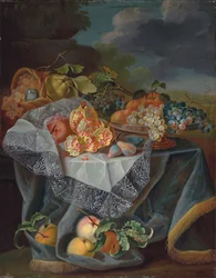 Trauben, Birnen und ein Apfel auf einem Glasgefäß, Granatäpfel und ein geflochtener Korb mit Früchten auf einem drapierten Tisch, und eine Parklandschaft dahinter