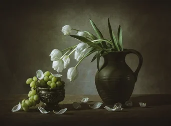 Weiße Tulpen und Trauben