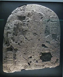 Paneelfragment mit Herrscher, Peten-Gebiet, Spätklassische Periode, 600-900 n. Chr.