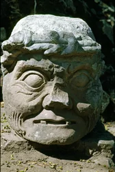 Steinskulptur eines alten Mannes, genannt der alte Mann von Copan, Tempel 11