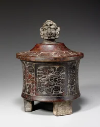 Ein Maya-Deckel und geschnitztes Dreifußgefäß, um 250-450