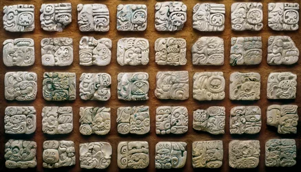 Maya-Kalender (320-1697), zusammengesetzt aus verschiedenen Glyphen