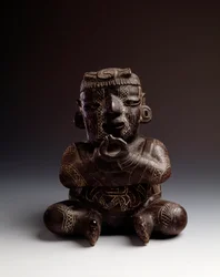 Präkolumbische Kunst, Maya-Zivilisation, frühe Periode: anthropomorphe Tonvase, die einen sitzenden Mann mit zu einem Kreis zusammengefügten Händen darstellt. Aus Uaxactún, Guatemala. Maße: H. 21,2 x Breite 20,2 cm. Guatemala, Museo Nazionale di
