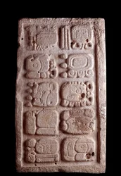 Präkolumbische Kunst, Maya-Kultur, klassische Periode: Fragment einer Treppe mit Glyphen im Flachrelief. Maße 35,5 x 61 cm. Guatemala, Nationalmuseum für Archäologie und Ethnologie
