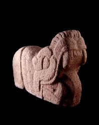 Präkolumbische Kunst, Maya-Zivilisation, klassische Periode: schlangenförmiger Steinzapfen mit weit geöffnetem Maul aus Escuintla, Guatemala. Maße: H. 85 x 121 cm. Guatemala, Museo Nazionale di Archeologia e Etnologia