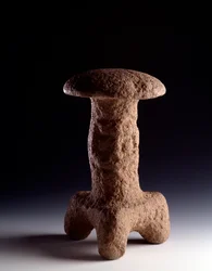 Präkolumbische Kunst, Maya-Zivilisation, klassische Periode: Steinskulptur in Form eines dreifüßigen Pilzes. Aus Chimaltenango, Guatemala. Maße: 31,3 x Breite 18 cm. Guatemala, Museo Nazionale di Archeologia e Etnologia