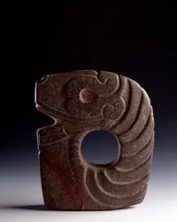 Präkolumbianische Kunst, Maya-Zivilisation, Klassik: zoomorphe Axt aus Stein, die eine stilisierte Schlange darstellt. Aus Escuintla, Guatemala. Guatemala, Museo Nazionale di Archeologia e Etnologia