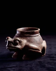 Präkolumbische Kunst, Maya-Kultur, endklassische Periode: zoomorphe Tonvase in Form eines Frosches (oder einer Schildkröte). Aus La Lagunita, Quiché, Guatemala. Höhe 11 x Durchmesser 8,5 cm. Guatemala, Nationalmuseum für Archäologie und Ethnologie