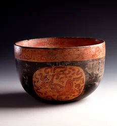 Präkolumbische Kunst, Maya-Zivilisation, späte klassische Periode: polychrome Tonschale, mit Glyphen verziert. Aus Uaxactún, Quiché, Guatemala. Maße: H. 12,5 x Durchm. 18,5 cm. Guatemala, Nationalmuseum für Archäologie und Ethnologie