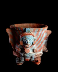 Präkolumbische Kunst, Maya-Zivilisation, postklassische Periode: dreifüßiges Räuchergefäß aus Ton, mit einem Kopf verziert. Aus Nebaj, Quiché, Guatemala. Maße: H. 25 x B. 23,8 cm. Guatemala, Nationalmuseum für Archäologie und Ethnologie
