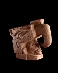 Präkolumbische Kunst, Maya-Zivilisation, präklassische Periode: Steinskulptur, die einen Männerkopf zeigt, der aus dem Mund eines zoomorphen Gottes hervorgeht, der dem Himmelsvogel ähnelt. Guatemala, Museo Nazionale di Archeologia e Etnologia