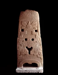 Präkolumbische Kunst, Maya-Zivilisation, präklassische Periode: mit der stilisierten Maske einer Gottheit verzierte Stele aus Stein. 600-1100 n. Chr., aus Sacatepéquez, Guatemala. Höhe 103 cm. Guatemala-Stadt, Museo Nacional de Arqueología y Etnología