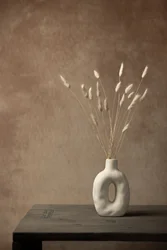 Minimalistisches Stillleben mit getrocknetem Gras