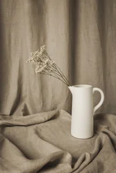 Minimalistisches Blumenstillleben