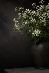 Stillleben mit weißen Wildblumen