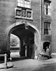 Ein Tudor-Tor, das zu Lincolns Inn von Chancery Lane führt, 1926-1927