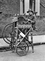 Messer- und Scherenschleifer, London, 1926-1927