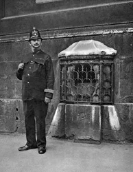Der London Stone in der Mauer von St Swithins, Cannon Street, London, 1926-1927