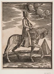 Reiter mit einer Flasche um den Hals, Profil nach rechts; ein Schwert an seiner rechten Seite und Gepäck vor ihm, über den Sattel drapiert; rechts im Hintergrund eine Pyramide