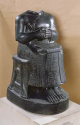 Kopflose Statue des Prinzen Gudea (2170-2130 v. Chr.) als Architekt, aus Telloh (altes Gersu) 2100-2000 v. Chr. (Diorit)