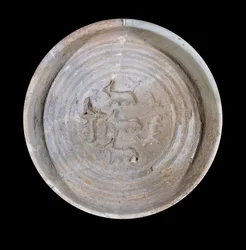 Mesopotamien: Terrakottabecher mit Steinbock. Um 1800 v. Chr. Aus dem königlichen Geschirr des Palastes von König Zimrilim in Mari. Paris, Louvre Museum