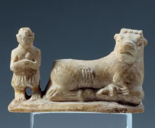 Mesopotamien: Opfergabe eines Stiers an eine Gottheit. Statuette aus Kalkstein. Aus Sumer, Südmesopotamien. 2500-2400 v. Chr. Paris, Louvre Museum