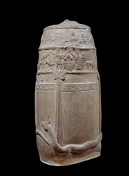 Mesopotamien: Kudurru aus unvollendetem Kalkstein (Stele, die als Träger für Landschenkungen der kassitischen Herrscher Babylons an Familienmitglieder oder hohe Würdenträger diente). Die Inschrift ist in Keilschrift verfasst. Der Text ist ein Bericht über