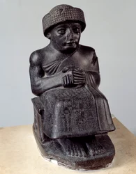 Mesopotamien: Statue des Gottes Ningishzida, die Gudea sitzend darstellt, Fürst von Lagash. Neusumerische Periode (ca. 2150-2000 v. Chr.)