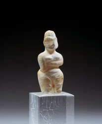 Mesopotamien: weibliche Alabasterstatuette aus der Nekropole von Tell es Sawwan. 5800-5500 v. Chr. Paris, Louvre Museum