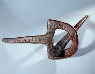 Mesopotamien: Gründungsfigur (Nagel und seine Kupferstütze). Sumerische Periode. 2800 v. Chr. Von der Website Mari. Höhe 0,38 m Paris, Musée du Louvre