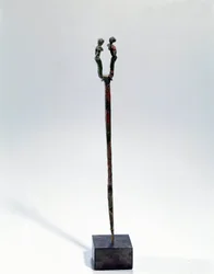 Orientalische Kunst: Nadel mit einem Kopf, verziert mit zwei Figuren. Bronzeobjekt, ca. 3300 - 3200 v. Chr. (Uruk-Periode, Mesopotamien)