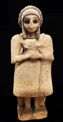 Statue einer weiblichen Gläubigen in einem schlichten Kleid, Khafadschi, Mesopotamien, um 2650-2550 v. Chr.