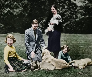 Königliche Familie als glückliche Gruppe von Hundeliebhabern, 1937