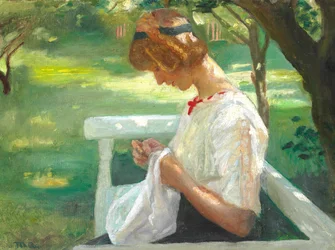 Ella Saxild näht im Garten an einem Sommertag