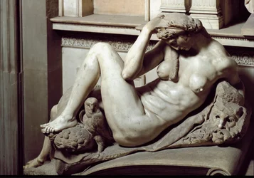 Allegorie der Nacht. Mausoleum von Giuliano de Medici. Marmorskulptur