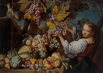 Ein junges Mädchen präsentiert eine Traube mit einem Stillleben von Früchten