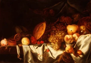 Eine Melone, Trauben und anderes Obst mit einer Rose, einem Nautilusbecher und einer Uhr auf einem drapierten Sims