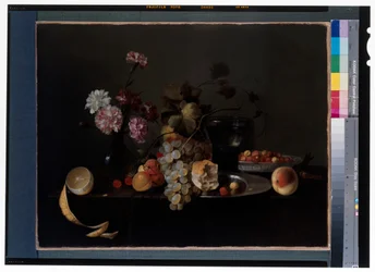 Stillleben mit Blumen, Früchten und einem Römerglas auf einer Steintafel