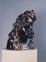 Mädchenkopf mit einem Kranz, frühe 1890er