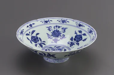 Schale mit konischen Seiten und blattförmigem Rand, Jingdezhen, Provinz Jiangxi, 1426-35