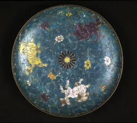 Kupfer- und Cloisonné-Emaille-Teller, Ming-Periode (1368 - 1644)