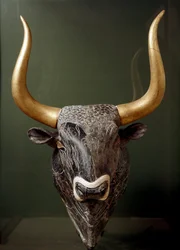 Minoische Kunst: Rhyton oder Rhyton oder Rhyton (Prunkgefäß) in Form eines Stierkopfes aus dem Kleinen Palast von Knossos auf Kreta. 1550-1500 v. Chr. Heraklion, Archäologisches Museum - Minoische Kunst: Stierkopf-Rhyton (Zeremonialgefäß) mit goldenem Horn