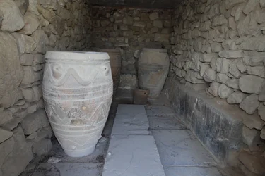 Minoische archäologische Stätte von Phaistos. Das Magazin der riesigen Pithoi (Lagerkrüge)