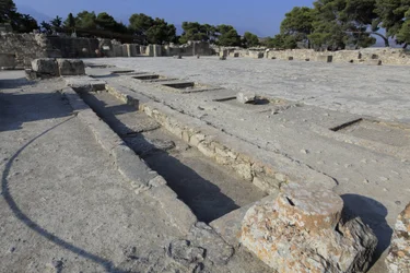 Minoische archäologische Stätte von Phaistos. Gesamtansicht des zentralen Hofes von den Heiligtümern des Westflügels. Der zentrale Hof ist ein grundlegendes architektonisches Element des minoischen Palastes. Er ist ein Kern, um den die verschiedenen Flügel