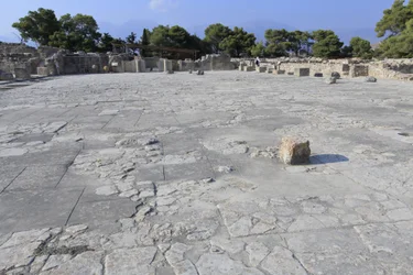 Minoische archäologische Stätte von Phaistos. Der zentrale Hof, ein grundlegendes architektonisches Element des minoischen Palastes. Es ist ein Kern, um den die verschiedenen Flügel angeordnet sind. Dieser zentrale Hof wurde zur Zeit des alten Palastes (19