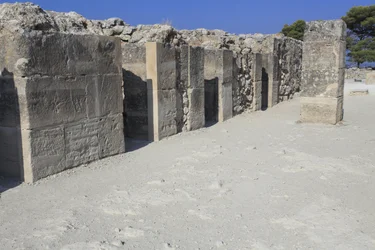 Minoische archäologische Stätte von Phaistos. Die westlichen Magazine. Großes Komplex der Palastlager. Es besteht aus dem Vorraum, dem Korridor der Lager und den Lagern selbst. Rechts und links des Korridors befanden sich 11 Magazine, in denen