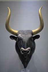 Minoische Kunst. Rhyton in Form eines Stierkopfes. Dieses Rhyton wurde im kleinen Palast von Knossos gefunden. Es ist ein charakteristisches Beispiel minoischer Steinmetzkunst aus der frühen neupalatialen Periode. Es handelt sich um ein Libationsgefäß