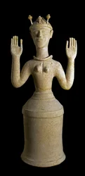 Minoische Kunst: Terrakottastatue der Mohn-Göttin, Gottheit des Schlafes oder des Todes. Aus dem Heiligtum von Gazi, Kreta. 1350 v. Chr. Maße: 79 cm. Archäologisches Nationalmuseum Iraklio