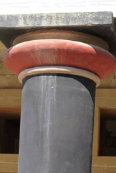 Minoische archäologische Stätte von Knossos. Detail einer Säule des Saals der Doppeläxte und des Megarons der Königin im Palast des Königs Minos. Knossos, Kreta.