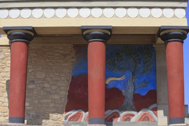 Minoische archäologische Stätte von Knossos. Nordeingang, Nordpfeilerhalle. Bastion, rekonstruiert von Arthur Evans, wo er eine Kopie eines restaurierten Relief-Freskos eines Stiers anbrachte. Knossos, Kreta.